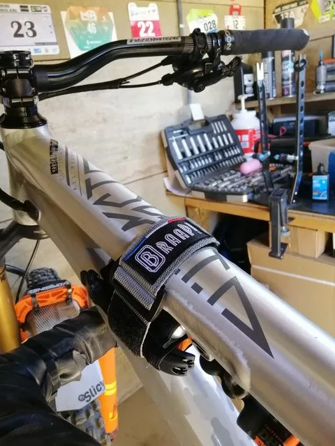 besace braap en action exemple d'une sangle de transport besace BRAAP accrochée sur le cadre d'un vttae