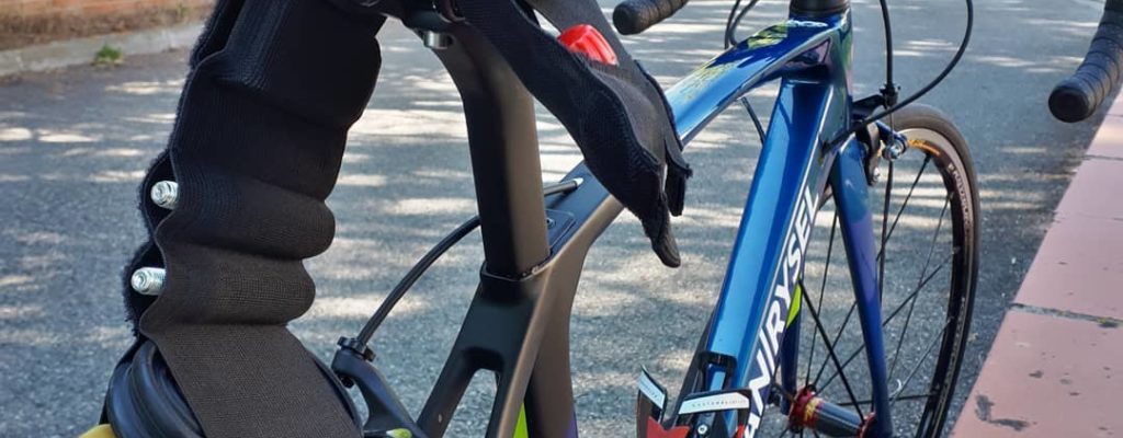 La sacoche de selle organisé qui vient s'enrouler sous la selle de tous vos vélos