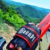 braap rouge sangle de transport besace braap! rouge montée sur un vtt rouge