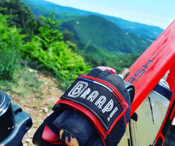 braap rouge sangle de transport besace braap! rouge montée sur un vtt rouge