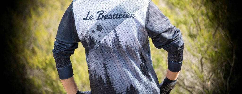 photo de Nicolas qui pose pour les nouveaux maillots de sport Besace fabriqués en France
