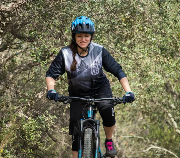 mon-mannequin-prend-la-pose-avec-son-maillot-sapin maillot de sport haut de gamme personnalisé besace sapin