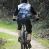 la photo montre une femme sur son vtt Ceci est une photo volée