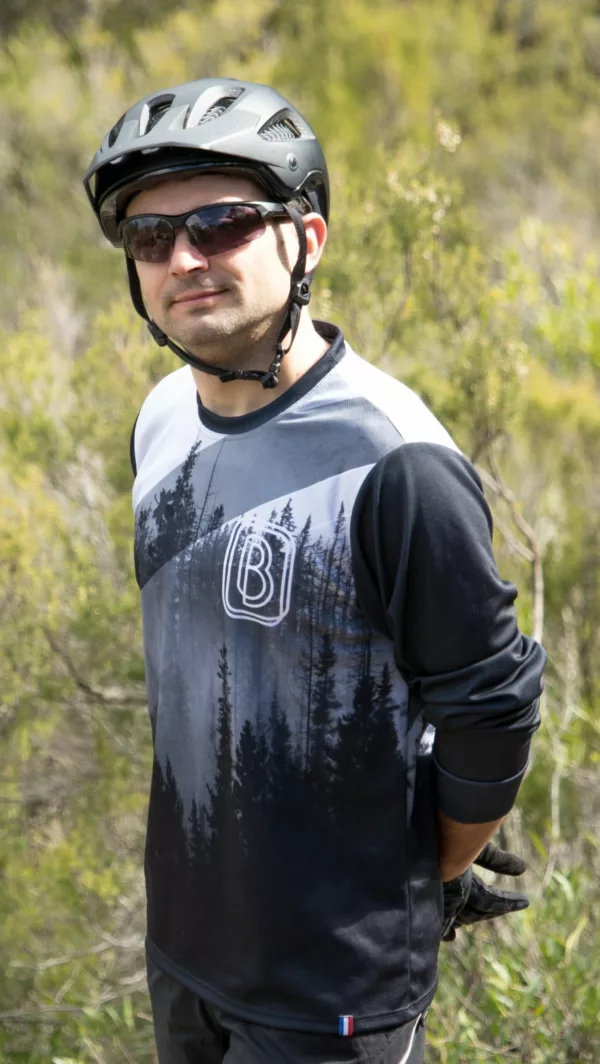 le besacier avec son maillot sapin le créateur de ce dessin mais aussi de la marque besace