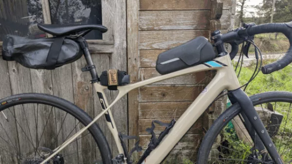 PXL_20231105_120428426 (1) Sangle de transport organisé sur un vélo gravel