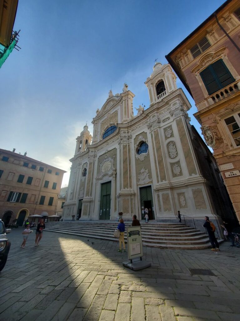 une eglise sur la place principale de finale ligure