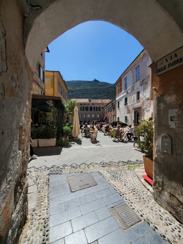 une arche en pleine ville