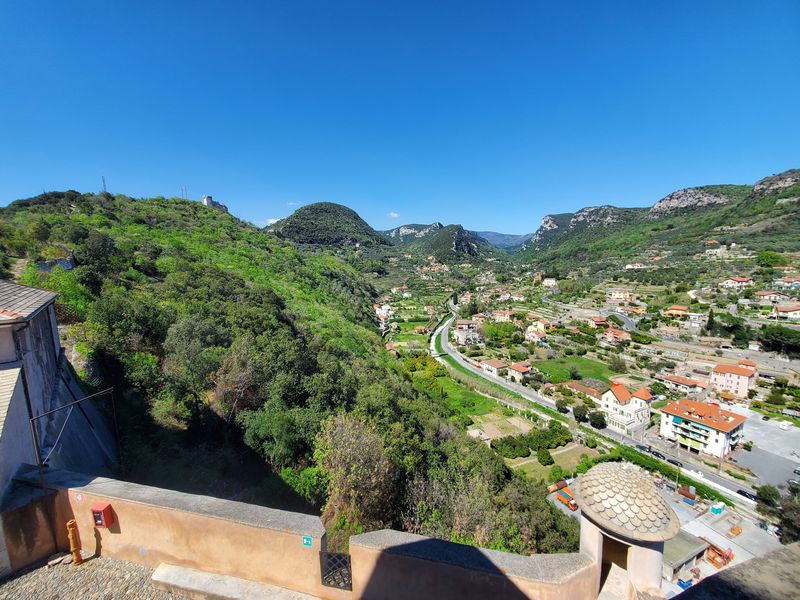 Un peu plus haut perché en ville